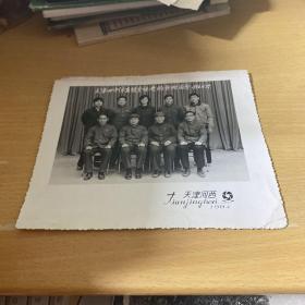 天津四中体育组全体老师合影留念 1984