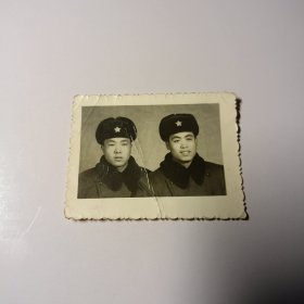 老照片–两名年轻军人合影（二人穿军大衣）