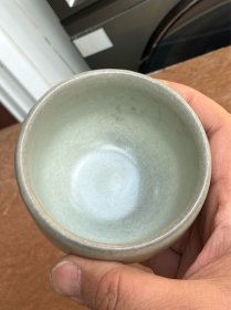 官瓷茶杯名家马蹄杯茶盅茶盏压手杯斗笠杯建盏茶具官窑怀旧民俗古玩老物件瓷器收藏摆件，瓷质厚实造型优美，开片漂亮，手感很好，品相尺寸如图所示，各个部位有详细图片，均为实物拍摄，是非常不错的怀旧民俗古玩收藏促销摆件，绝对是馈赠亲朋好友或者自己使用的佳品！喜欢的朋友来，出临近周边。