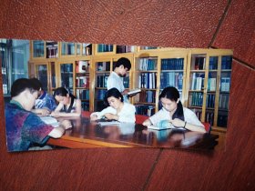90年代吉林市某学校图书馆学生阅览照片一张，