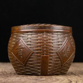 精品仿古铜年年有余竹筐香炉
尺寸：直径8.5cm高6.5cm口径7.5cm重约0.54KG