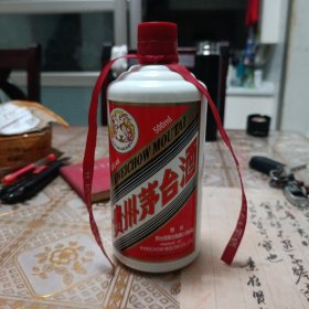 飞天茅台53度品鉴用酒酒瓶收藏，保存完好无损（客厅酒瓶架子上）