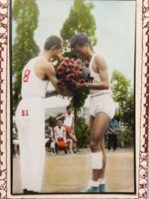50年代篮球运动员接受大红花照片(不知是哪个著名篮球运动员)