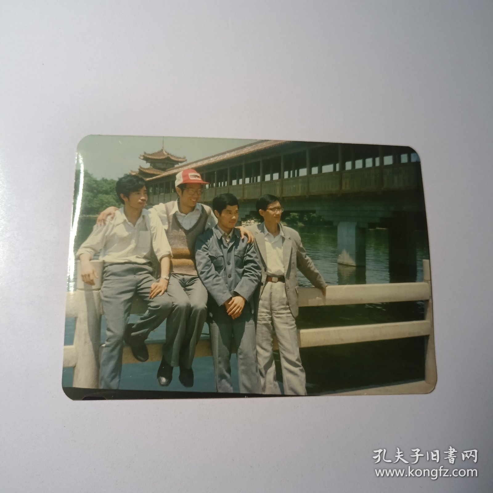 老照片–80年代四名青年在湖南烈士公园年嘉湖边留影（身后迎丰桥清晰可见）