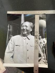 时期毛主席老照片 大尺寸 毛主席在天安门上接见红卫兵 非常少见