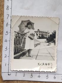 60-80年代小美女打伞跨皮包照片