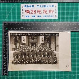 老照片：1982年，甘肃省劳动模范和先进集体代表会议文教代表团合影82.11.10兰州