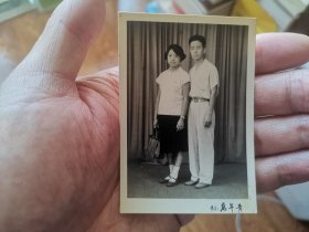 照片：50年代很有特色的夏装夫妻照（青岛万年青）