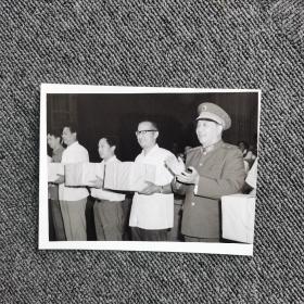 1988年北京军区授予驻京干部功勋荣誉章仪式照片（上甘岭英雄，上将 国防部长秦基伟将军授奖）