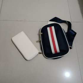斜挎包 胸前休闲包+钱包 正常使用无磨损 2个包合售 放二二古籍