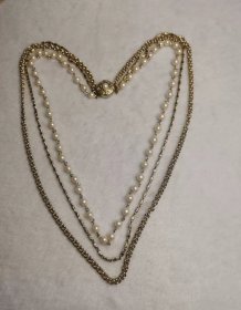 海外回流vintage多层小香风项链 扣头精美 漂亮至极 品相如图 细节清晰 中古物品看好下单，出售不退，谢谢理解，大刀绕行，愉快成单 偏远地区邮费另算  感谢理解