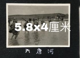 民国抗战时期江苏宿迁六塘河日本鬼子渡河、宿迁洋河镇鬼子步哨老照片2张粘在卡纸上，正方面各一张。