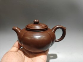 紫砂壶 品名：筋纹柿圆壶 低款：顾景舟 尺寸：15/9cm.. 容量：220cc 泥料：原矿老紫泥