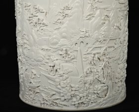 旧藏 清乾隆象牙白釉雕刻山水人物纹笔筒，高24.5×26厘米