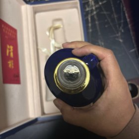 清样酒瓶一对 有收藏编号及签名