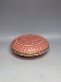 定窑印泥盒，粉定窑印花。包金口。“鹿图案”。