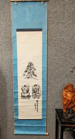 松下的大黑天惠比须双尊 日本回流书画轴挂轴 纵178Cm横46Cm，真实纯手绘，静厓之作，老纸本纸裱，骨轴余一只，天杆一边微开 。 浓笔水墨，大黑的财槌够大，惠比寿的鱼够大，似入定中，沉静之态势，合绘者之名，又如一切已在掌控之中，不急不急！安逸的一幅！   编号(HF322)