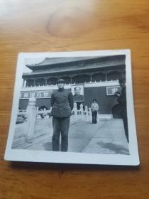 老照片—军人在天安门前照片（背景主席 共和国万岁）
