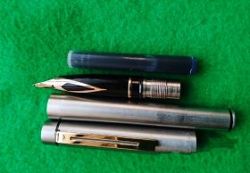 近新绝版美产犀飞利塔格1001(SHEAFFER Targa 1001)原色全钢14K F尖钢笔一支