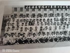 1956年大连海运学院电工系港电专业首届毕业生留影，厚相纸30*12.5厘米，品相保存很好