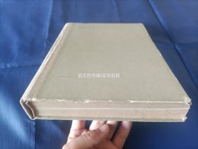 1980年《殷虚妇好墓》精装全1册，16开本，版权页书名是《殷墟妇好墓》，文物出版社一版一印，无写划印章水迹。硬面边缘和书角有磕损磨损，整体品相较差，外观如图所示实物拍照。