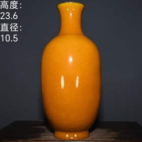大清乾隆年制黄釉鱼子纹冰片描金赏瓶。 高度：23.6厘米直径：10.5厘米