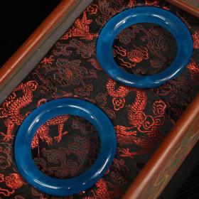 珍藏清代宫廷御用罕见极品冰种海蓝宝手镯 一对     配老漆器盒一个     一套重937克    盒长长28厘米  宽16厘米  手镯一对重194克    
一对