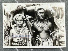 1940年代早期 北马里亚纳群岛首府塞班岛上的土著民父女 银盐老照片一枚（照片左下可见日军在塞班岛的机构“塞班支厅”检阅字样。1918年“一战”结束后，德国被迫将北马里亚纳群岛让给日本。二战时期，日本军队和美国军队为争夺该岛展开了激烈战斗，1944年6月15日，美军开始进攻塞班，史称塞班岛之战，7月9日战斗结束，日军指挥官切腹自杀，3万名守岛日军士兵战至只剩1000人。）