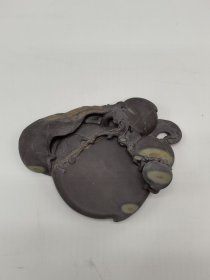 精品端砚 带石眼石皮，金丝银线等石品 随形雕刻寿桃纹