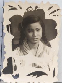 50年代粗辫子美女忻月宝艺术照片(忻月宝相*册，忻月宝，1946年出生，上海市东南中学毕业，后来可能是知青支边，成为云南省建工局机修厂铣工)