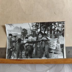 老照片 : 八十年代的街头汽枪射击场(13cmx8cm)