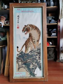 八十年代杭州绣画老虎 威震山河，杭绣画，上山老虎凶猛有力，画框为实木榫卯结构，长宽99.5*47，纯画长宽81*32厘米，有镶玻璃，品相保存不错，值得收藏。发物流运费再议。