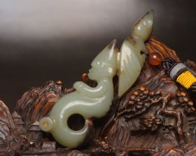 和田玉羽人佩 规格: 9.6×3.0×1.7厘米，重 67克。 玉质温润细腻，沁色自然，刀功老道，皮壳包浆一流，雕刻生动，线条流畅，品相完美！