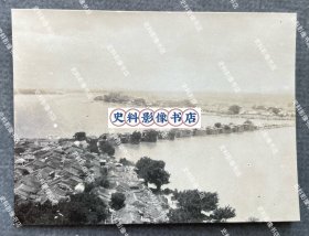 【潮州旧影】1930年代早期 从韩江东岸韩文公祠附近远眺潮州城东门外韩江上的“世界上最早的启闭式桥梁”湘子桥“十八梭船廿四洲”之景象及韩江沿岸建筑群 原版老照片一枚（广济桥俗称湘子桥，地处韩江中游，是广东东部同福建、江西的必由之路，韩江又是粤东交通运输的动脉，所以，广济桥一建成便成了货物集散和转运的重要枢纽，由于桥上店铺林立，热闹非凡，所以有“到了湘桥问湘桥” 的佳话。）