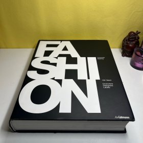 FASHION: 150 Years of Couturiers, Designers, Labels （时尚：150年间的制作、设计、品牌）