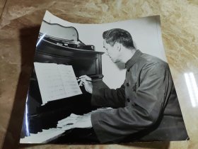 【老黑白照片】早期湖北艺术学院老师钢琴谱曲