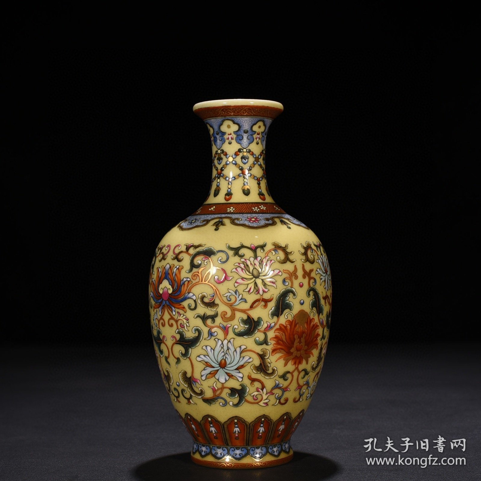 清乾隆米黄釉珐琅彩描金缠枝花卉纹瓶 21*10厘米