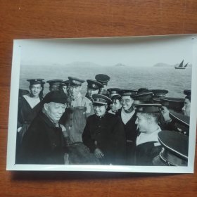 1958年，刘少奇在“洛阳号”军舰上，和海军指战员交谈