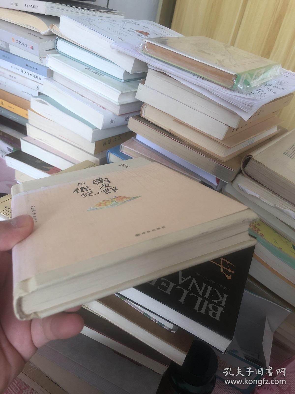 《菊次郎与佐纪》硬精装配合手感极佳的书腰，阅读感体验极佳。是日本著名笑星、导演北野武写家人的一本小书