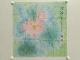 保真书画，著名电影演员，张金玲四平尺斗方重彩国画佳作《荷魂》65.5×65cm。张金玲，女，1951年生，我国著名表演艺术家，电影家，著名演员，影星张金玲曾经主演的电影，瞧这一家子，渡江侦察记，从奴隶到将军等等，张金玲与北京电影制片厂的李秀明、刘晓庆一起，并称为“北影三朵金花”，红遍全国。