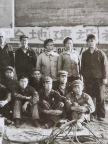 60年代开远水泥厂职工佩戴毛主席像章人人手持红宝书建筑工地照片1.超大毛主席挥手军装照2.“伟大的导师，伟大的领袖，伟大的统帅，伟大的舵手，毛主席万岁!”3.“团结起来争取更大的胜利”4.“早把……气死苏修美国佬”5.“……鼓足干劲力争上游多快好省地建设社会主义”6.“……反革命历史……”7.“哪里艰苦哪里战”