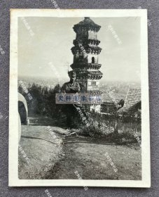 【芜湖旧影】1938年 安徽省芜湖县赭山塔下日军第6师团辎重兵第6联队松村部队本吉小队长留影照一枚（赭山塔位于今安徽省芜湖市赭山广济寺地藏殿后，始建于南宋治平二年，塔高 20 余米，五层、楼阁式砖石结构，穿心式阶梯直上塔顶，“赭塔晴岚”为芜湖八景之首。据记载，1937年底日军驻上，赭山古迹被毁，1949年后，逐年投资建设，再现“赭塔晴岚”的景观，1958年赭山建成为公园。）