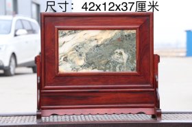 红木插屏，纹理清晰，花纹细腻、用料讲究、做工精致，尺寸：42x12x38厘米