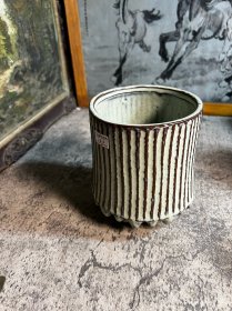 现代笔筒一只，开线