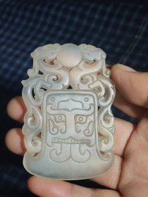 和田玉手工雕刻双龙戏珠玉佩一个，雕工精致，包浆油润，沁色自然，玉体通透，刻画形象细腻逼真，栩栩如生，手感圆润，品相完整，成色如图