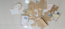 地方名家书法参赛寄作品的信封资料一大堆，有少量书法篆刻作品，有一些信札、简介等。大多是空白信封