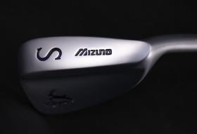 精品 日本购回《日本 MIZUNO 美津浓 品牌 碳纤维杆“高尔夫 球杆”》美津浓（Mizuno），是日本美津浓株式会社于1906年创立的运动品牌，此件“高尔夫 球杆”纯手工制作，碳纤维杆，世界品牌，是使用使用收藏之佳品，尺寸：球杆总长90CM，重410克