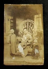 民国父亲与三个小孩合影照片一张（品如图）