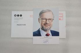 113i43：捷克总理 公民民主党主席—彼得·菲亚拉 官方印刷签名(非手写) 官方精美照片1张(15*10.5厘米) 附赠实寄封！