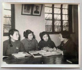 非常时期大幅照片、四个女人学毛泽东著作、很少见顶头有两个主席的像、
